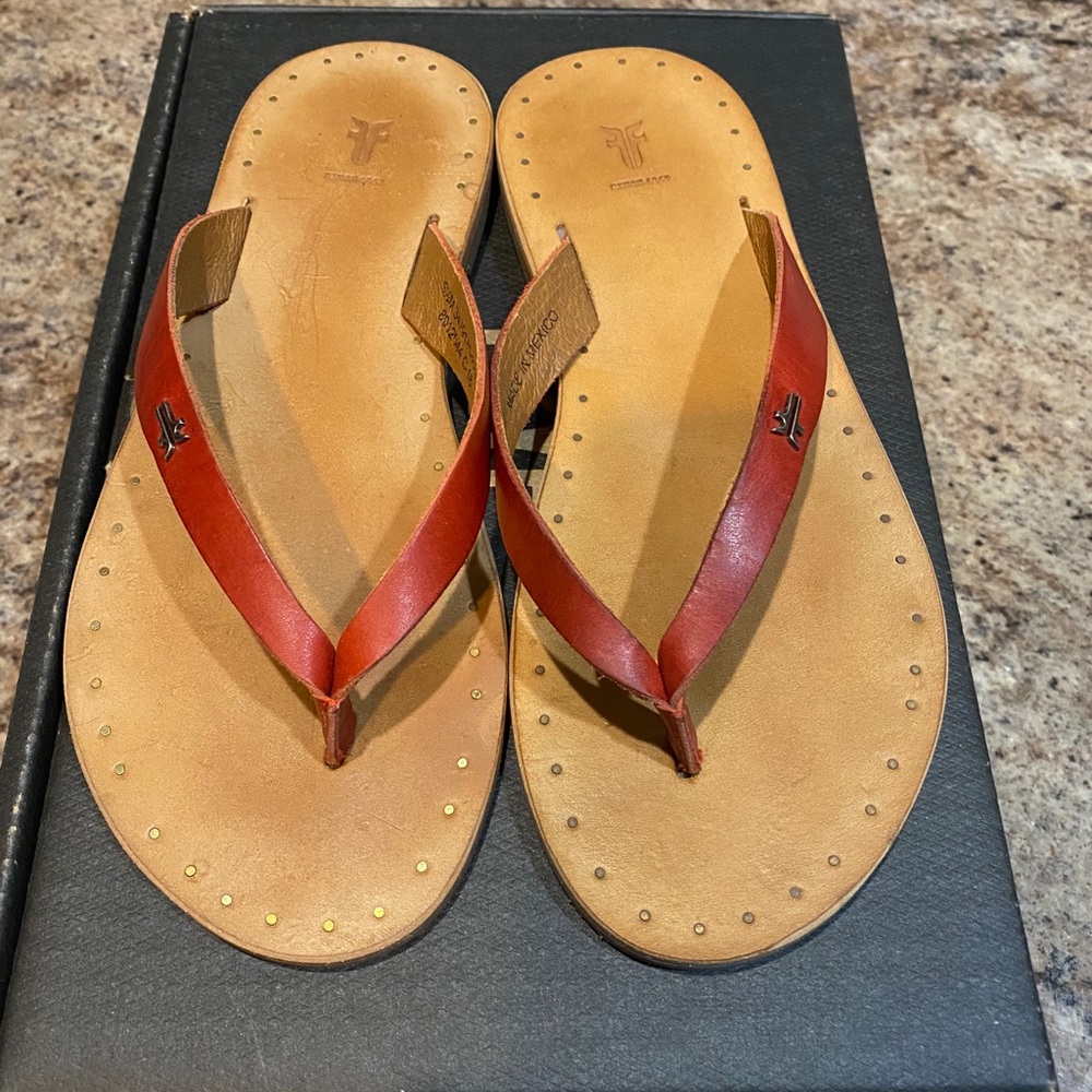 SM feet FRYE sisters 🥰🎅🏻 Ally Logo Flips Sz 5.5